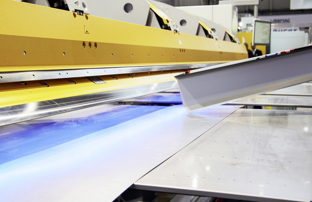 Der ausfahrbare Blecheinzugstisch ist eine logische Konsequenz, wenn es um die Erleichterung des Maschinenhandlings geht 