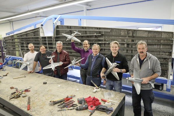 Kursleiter und Teilnehmer präsentieren ihre Arbeiten. Von links: Moritz Hertnagel, Frank Preuss, Jens Sperber, Marc Warzawa, Friedrich und Thomas Reinbold sowie Erich Moser