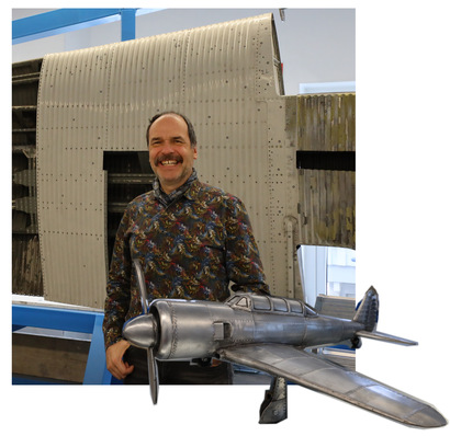 Marc Warzawa beim Workshop in der Flugzeug-Spenglerei