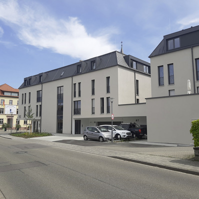 Der Gebäudekomplex zeichnet sich durch eine klar gegliederte Architektur aus