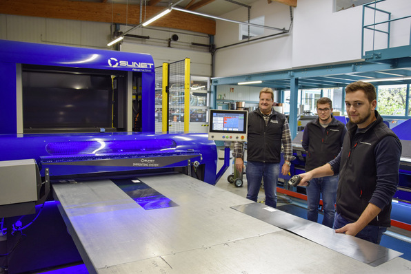 Mathias Dörr freut sich gemeinsam mit Schwieger­sohn Christof Lay und Sohn Dennis Dörr über die neue Anlage