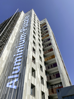 Wolkenkratzer mit Winkelfalz: Die Scharen strukturieren die Fassadenflächen und lockern diese durch dezente Farbwechsel gleichzeitig auf