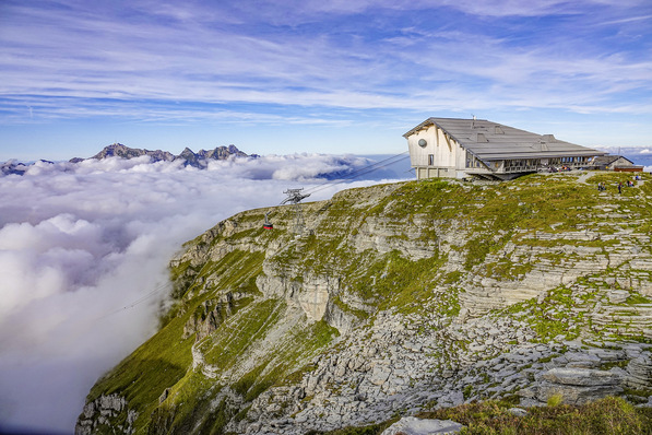 Bergstation mit Edelstahlbedachung