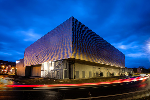 Lochblechfassade mit Wellenstruktur