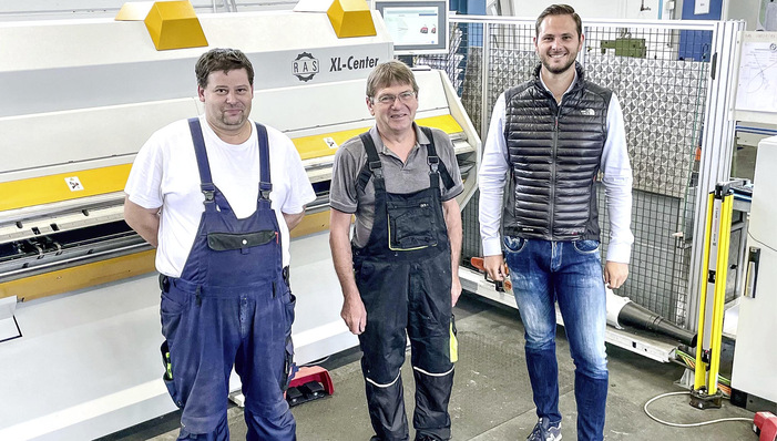 V. r.: Die Spenglermeister Thomas 
Binder und  Walter Donaubauer sowie 
Binder-Mitarbeiter Michael Lup vor dem neuen XL-Center von RAS