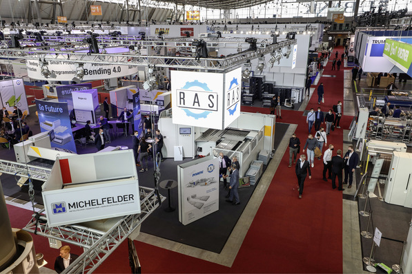 Die Maschinenprofis von RAS zeigten zahlreiche Maschinen zum Schneiden und Biegen. Über das XL-Center von RAS berichten wir ab Seite 28 in vorliegender Ausgabe