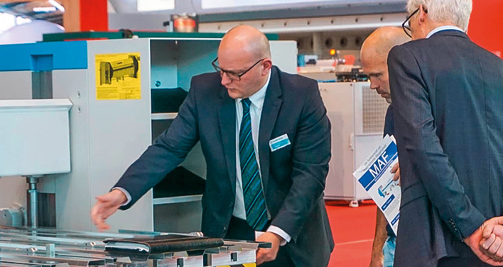 Christoph Jakobs erläutert Funktionen einer Tafelschere von Schechtl