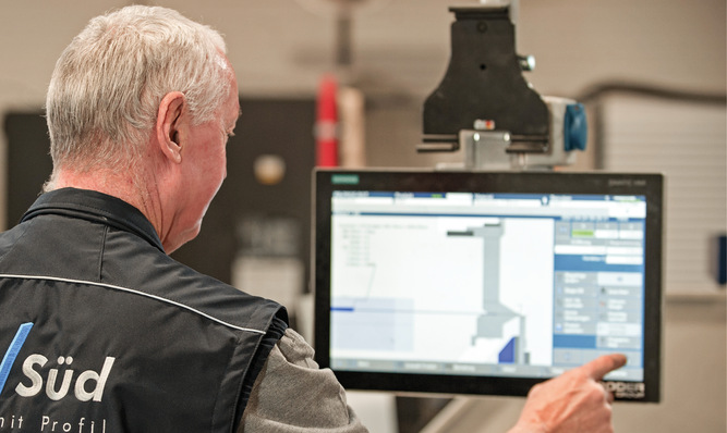 Ein Touchpad wird zur Maschinenbedienung verwendet