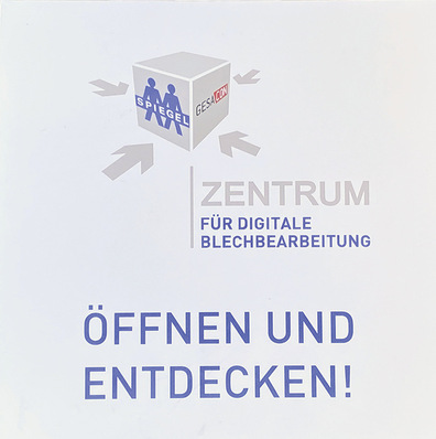 Das Zentrum für digitale Blechbearbeitung berät Spenglerfachbetriebe in den D.A.CH.S.-Ländern – übrigens auch per auffaltbarem Flyer