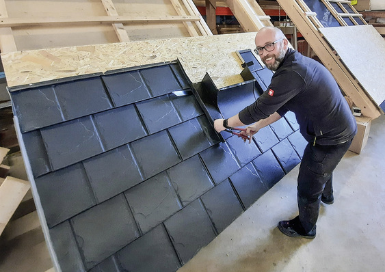 Ronald Kossmann-Schronen am Dachmodell