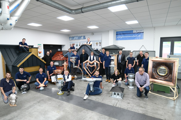 Abschlussklasse 2022 mit Ausbildern und HWK-Präsident  Michael Bissert