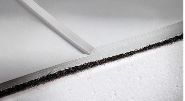 Die Dachbahn Evalistic von alwitra ist unterseitig mit einem Glas-/Polyestervlies kaschiert und mit einem einseitigen Schweißrand ausgestattet