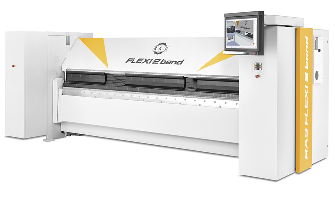 Die schwenkbare Steuerung der neuen RAS Flexi2bend erlaubt die Bedienung der Maschine von der Biegewangen oder der Anschlagseite aus