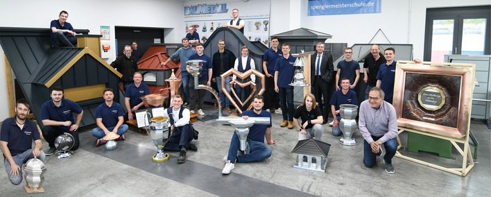 Meisterschüler und Ausbilder zusammen mit Michael Bissert (Präsident HWK Unterfranken, 6. v. r.)