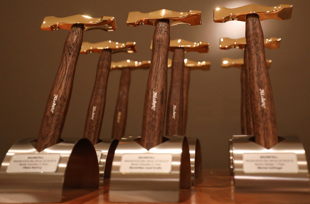 Die goldenen Trophäen des Wettbewerbs: neun Picard-Kreuzschweifhämmer