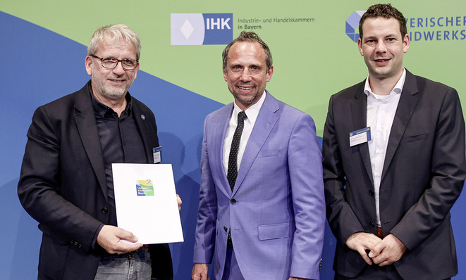 Die Geschäftsführer der Zambelli Fertigungs GmbH und Co. KG Andreas von Langsdorff (links) und Johannes Ranzinger (rechts) nehmen die 
Urkunde vom Bayrischen Staatsminister für Umwelt und Verbraucherschutz Thorsten Glauber entgegen