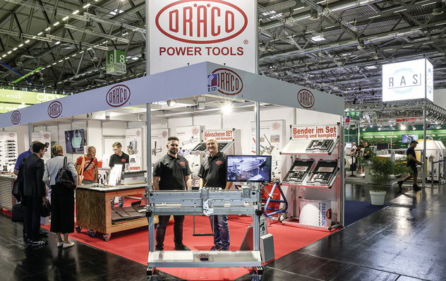 Was tun, wenn bei Falzarbeiten an Gauben- bzw. Fassadenbereichen ein darüberliegender Dachvorsprung im Weg ist und beim Falzen hindert? Willi Kinzel und Jürgen Martin Sigel vom Dräco-Team haben eine Lösung: den Winkelfalzschließer K8. Dieser ist ab sofort mit schwenkbarem Hebel lieferbar. Der praktische Hebel kann an allen älteren K8-Winkelfalzschließern nachgerüstet werden