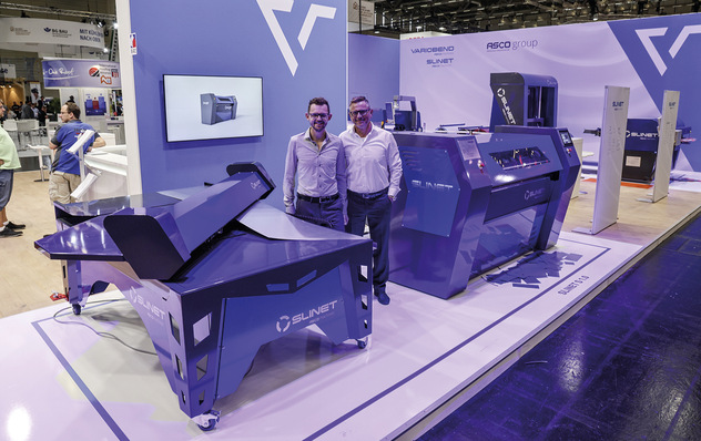 Robert und Sylvio Matthäß von Asco Machines stellen ein neues System zur 
Herstellung schräger Zuschnitte vor (l.). Es ergänzt die Slinet-Produktfamilie und ist perfekt mit der neuen Slinet S 1.0 kombinierbar. Die rechts abgebildete Spaltanlage Slinet S 1.0 wurde als Stand-alone-Maschine zum automatisierten Spalten und Querteilen von Blechcoils konzipiert