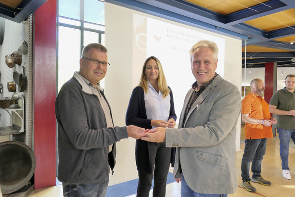 Jens Sperber heißt die neuen Vereinsmitglieder Jürgen Pflanz (Aperam) und Vivienne Wagener (IFBS) willkommen