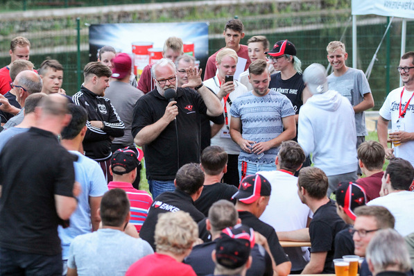 Hans-Ulrich Kainzinger (Enke-Geschäftsführer und -Inhaber) bedankt sich bei den Teilnehmern des Enke Impuls-Camps in Polen