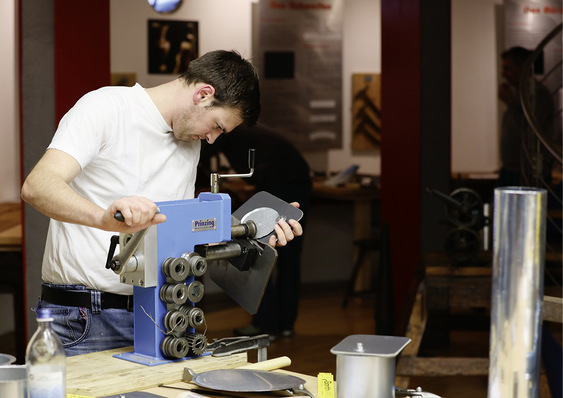 Diese Prinzing-Sickenmaschine ist in der Werkstatt des Europäischen Klempner- und Kupferschmiede-Museums im Einsatz