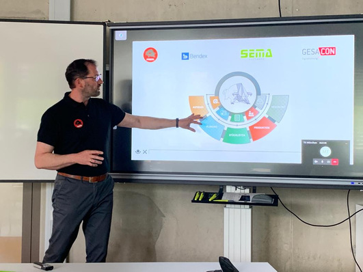 Berthold Ruck (Prefa) erklärt die typische Funktionsweise optimaler technischer Kommunikation im Fachbetrieb