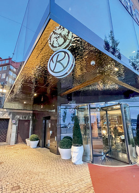 Water Rhythm nennt Rimex ein Material zur Erzeugung außergewöhnlicher ­Effekte. Hier an einer Untersichtverkleidung des Hotel Riverton, Göteborg, Schweden
