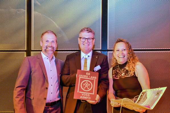 Remo Wyss und Nicole Fankhauser gratulieren dem VDSS, vertreten durch René Fasler, zum 60.Geburtstag