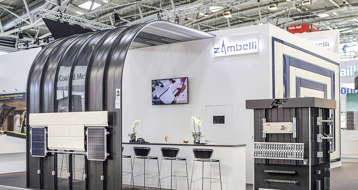 Rund um das Zambelli-Rib-Roof-System wurden u. a. der neue Rollenclip und diverse Befestigungssysteme für PV-Module oder Sicherheitsanschläge präsentiert