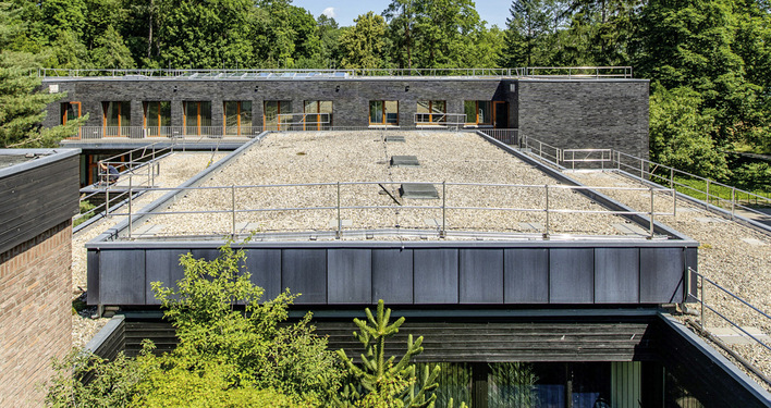 Das Geländersystem Lux-Top G-T wurde für Flachdacharbeiten entwickelt, bei denen die Schutzvorrichtung für Dachhandwerker möglichst individuell und komfortabel eingesetzt werden soll