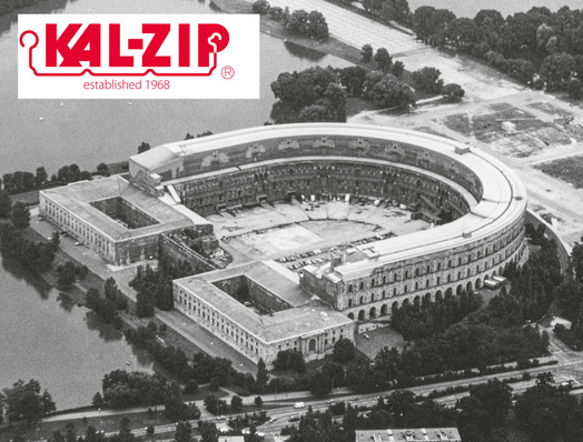 Das Aluminiumdach der Nürnberger Kongresshalle war das erste große Bauprojekt von Kalzip in Deutschland. Es wurde 1968 installiert und ist somit genauso alt wie das Kal-Zip-Logo