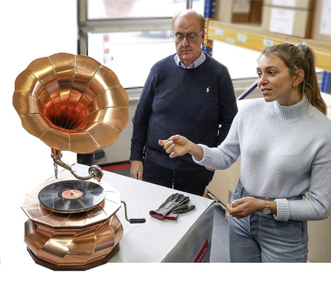 Finalistin beim Meisterstück des Jahres: Jennifer Konsek im Fachgespräch mit BAUMETALL-Wettbewerbsjuror Walter Müntener