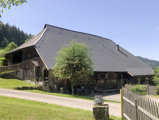 Blick auf die Ostseite des Hofs sowie auf das neue Dach auf der Nordseite