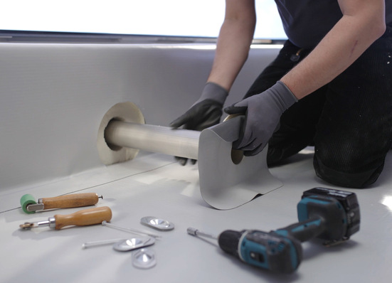 Einbauvideo SitaEasy Plus: Zeigt genau die Situation der Attikadurchführung des Gullys mit der Wunschanschlussmanschette.