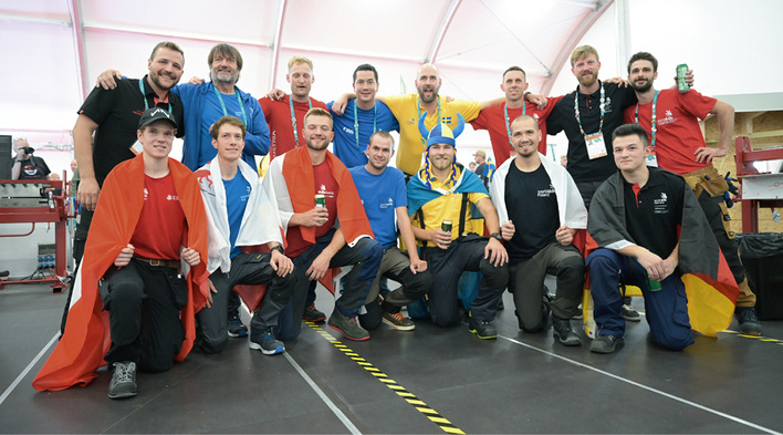 Eine internationale Gemeinschaft – Gruppenbild der Spengler mit ihren Betreuern