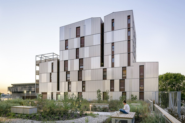 Mit den Siding-Paneelen von Zambelli können ausdrucksstarke ­Gebäudeansichten sowie Fugenbilder erzeugt werden