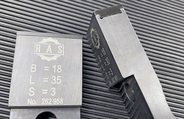 Manche Profile erfordern einen größeren Freibereich vor dem Biege­wangen­werkzeug. Dafür gibt es bei RAS die XL-Biegewangenwerkzeuge 
in unterschiedlichen Werkzeugbreiten