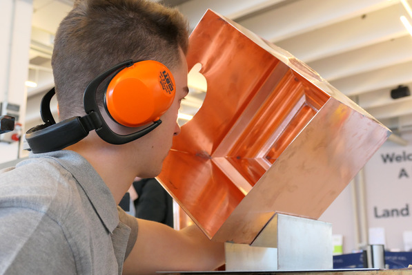 Leonard Ernst (Hamburg) bei der konzentrierten Arbeit am Werkstück