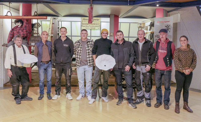 Workshopteilnehmer und Trainer Joerg Hoyer (2. v. l.) vor der historischen Klempnerwerkstatt des Museums