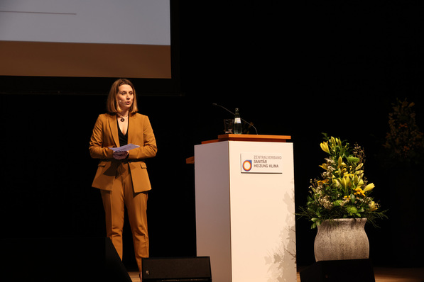 Laura Kornhaaß, BAUMETALL-Onlineredakteurin, Klempnermeisterin und Co-Moderatorin des 20. Deutschen Klempnertages