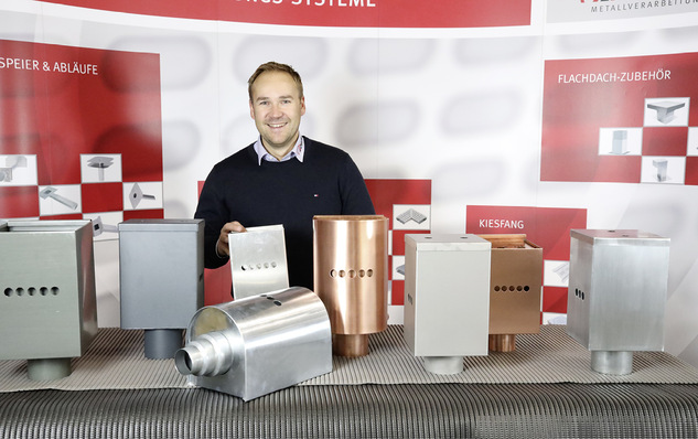  Simon Altvater präsentier gemein sam mit seinem Team praktisches Fachentwässerungszubehör und Systeme