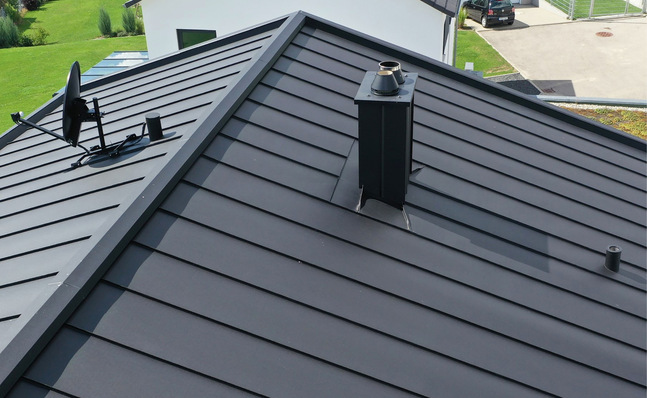  Selbst ein perfekt verlegtes Metalldach ist nur so gut wie seine Detailausbildungen. Fachgerecht eingefalzte Verwahrungen sind für die dauerhafte Funktion unerlässlich und zeigen die Handschrift des Klempners