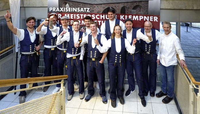  In Feierlaune: glückliche Blechmasters und zufriedene Ausbilder  