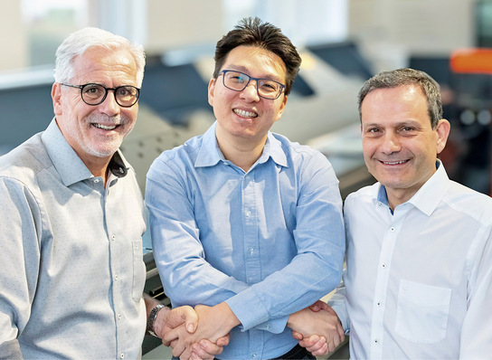  Daniel Spiegel wechselt im Juni 2024 in den Ruhestand. Richard Weng verfügt über weitreichende Erfahrung im Bereich maschineller Blechbearbeitung,  ­Automatisierung   und   IT.   Luigi   Greco   arbeitet   weiterhin   als   Inhaber   und   Geschäfts ­führer der Gesacon GmbH partnerschaftlich im Zentrum für digitale Blech­bearbeitung (ZDB) mit der Gebrüder Spiegel AG zusammen