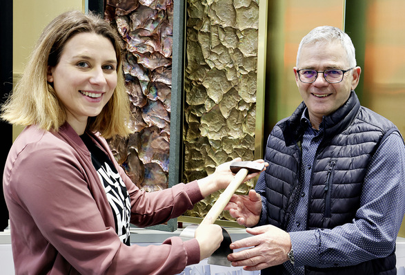  BAUMETALL-Onlineredakteurin Laura Kornhaaß überreicht ­Peter Stelzer das Vorserien­modell des Allgäuer Spenglerhammers