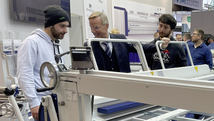  Heute biegt der Chef selbst: Geschäftsführer Franz Schröder zeigt die Abkantbank AK 2000 x 1,5 mit Digitalanzeige am manuellen Hinteranschlag