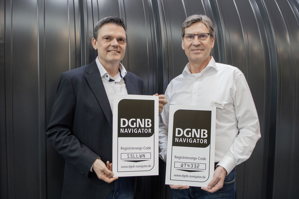 Im Rahmen einer offiziellen Übergabe
nahm Frank Anders, Geschäftsführer
Rib-Roof, (rechts) das DGNB Navigator
Label von Ralf Pimiskern, dem
Abteilungsleiter DGNB Zertifizierung,
entgegen.