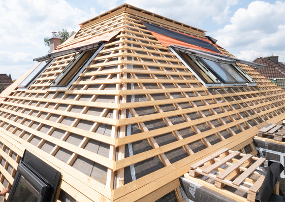  Die zur Montage der Solarpaneele erforderliche Dachlattung