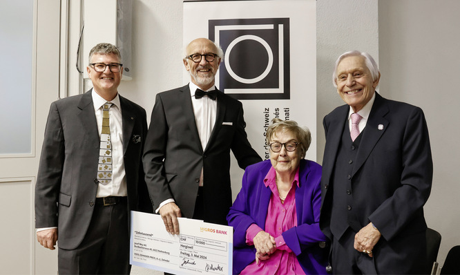 VDSS-Präsident René Fasler, Goldene-Spenglerarbeit-Gewinner Josef Wey und das Ehepaar Jeannette und Alex Zehnder bei der Preisverleihung. Die Auszeichnung ist mit dem vom Ehepaar Zehnder gestifteten „VDSS-Zehnder-Preis“ verbunden