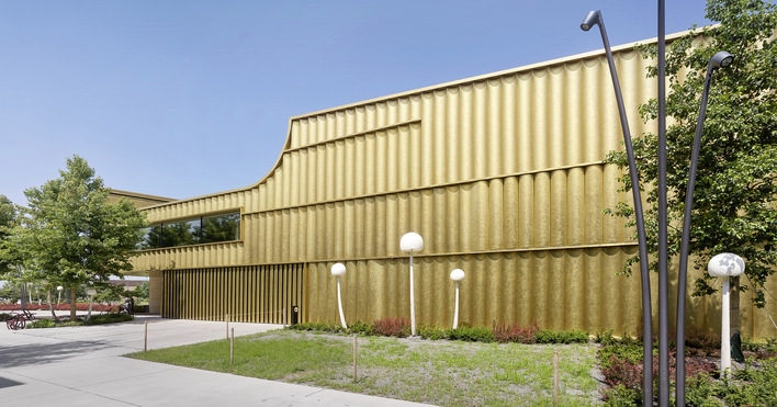 Die Fassade besteht aus insgesamt 1999 Halbschalenprofilen aus Messing